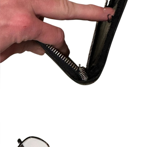 Louis Vuitton Taiga Leather, Black *REHAB* Wallet, broken zippers - Picture 10 of 11